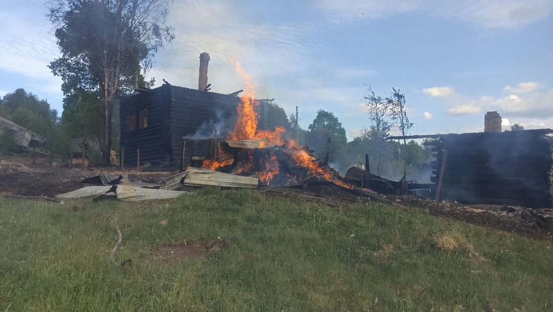 Пожарно-спасательные подразделения ликвидировали пожар в Омутнинском районе